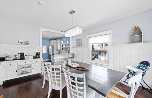 Lorain House | Lita's Lake Home-Walk to Century Park and Beach!