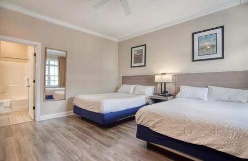 North Litchfield Beach House | Litchfield Beach 2 Queen Room at Seaside Inn