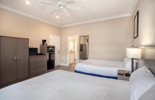 North Litchfield Beach House | Litchfield Beach 2 Queen Room at Seaside Inn