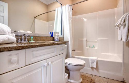 North Litchfield Beach House | Litchfield Beach 2 Queen Room at Seaside Inn