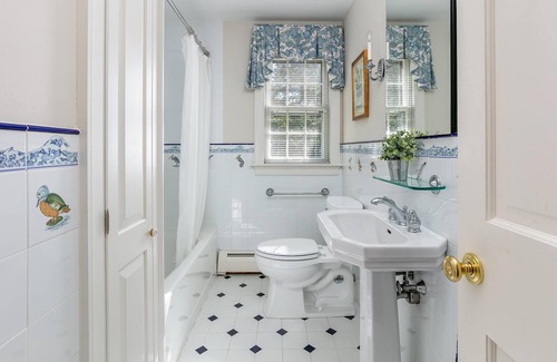 Litchfield House | LITCHFIELD CHARM! Sleeps 10, spacious country home for family gatherings.