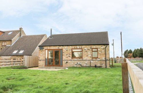 Ryther Cottage | LITTLE ACRES, pet friendly, with open fire in Cawood