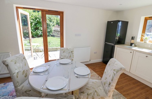Frampton on Severn Cottage | LITTLE BARN, pet friendly, with a garden in Stratford-Upon-Avon