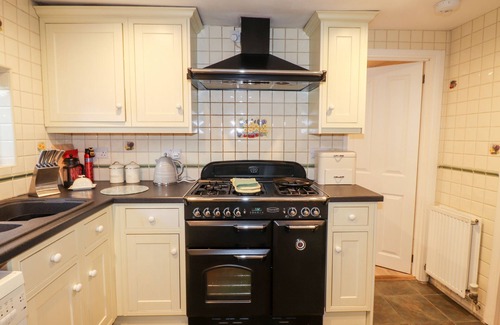 Dinas Cross Cottage | LITTLE BARN COTTAGE, pet friendly, with open fire in Dinas Cross