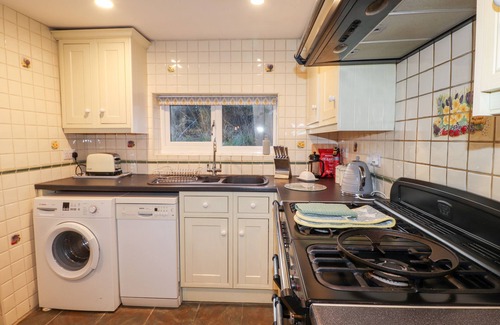 Dinas Cross Cottage | LITTLE BARN COTTAGE, pet friendly, with open fire in Dinas Cross