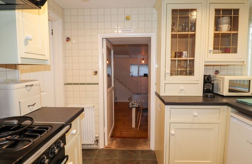 Dinas Cross Cottage | LITTLE BARN COTTAGE, pet friendly, with open fire in Dinas Cross