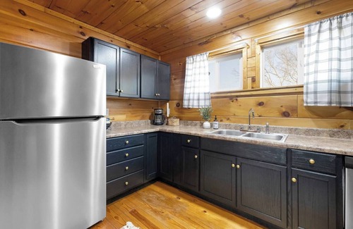 Fort Payne Apartment | Little Bear - 1BD Cabin Escape