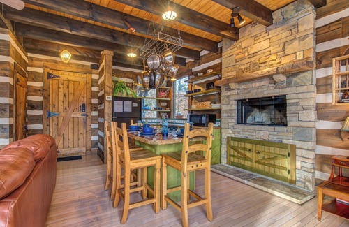 Gatlinburg - Pigeon Forge Cabin | Little Bear by Jackson Mountain Rentals
