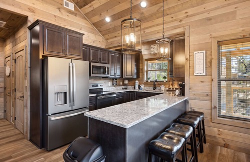 Gatlinburg - Pigeon Forge Cabin | Little Bear Lodge 3 Bedroom Cabin by RedAwning