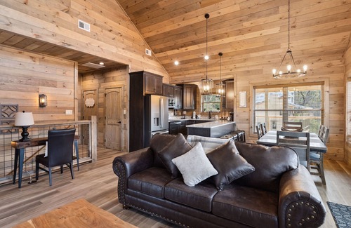 Gatlinburg - Pigeon Forge Cabin | Little Bear Lodge 3 Bedroom Cabin by RedAwning