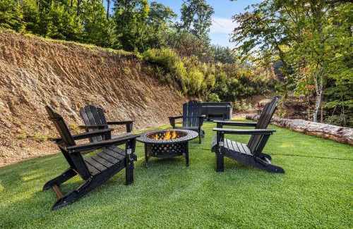 Cosby House | Little Bear Lodge, 3BR2BA private cabin in Cosby, TN Gorgeous outdoor space, fire pit, hot tub