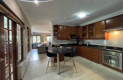 Greater Johannesburg Metropolitan Area Cottage | Little Big House, Bryanston. Pet friendly 1 Bedroom