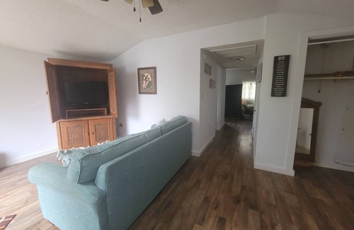 Robertsdale Cottage | Little Blue House in the heart of Robertsdale