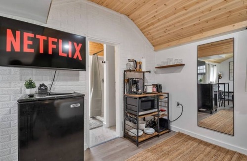 Pigeon Cottage | Little Blue - Renovated Tiny Home - Caseville Beach - Golf - Kayak - Hike