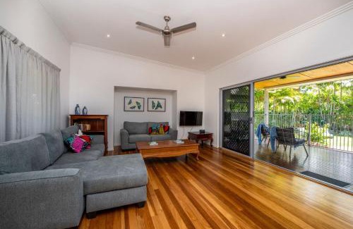 Horseshoe Bay House | Little Butterfly