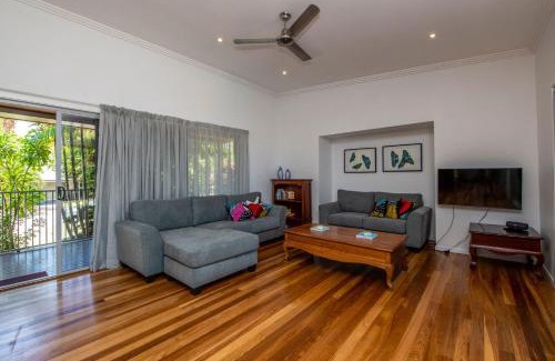 Horseshoe Bay House | Little Butterfly