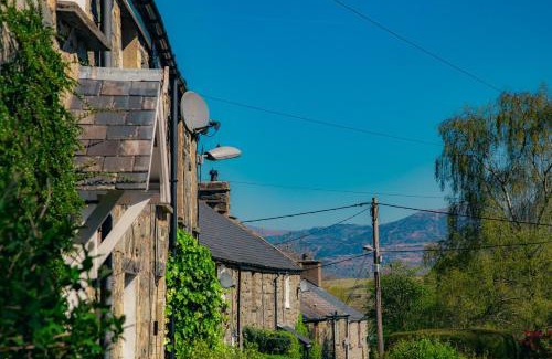 Gellilydan House | Little Cott - Cosy Welsh Cottage, a hiking retreat