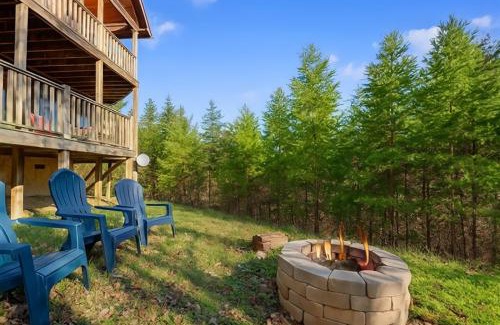 Gatlinburg - Pigeon Forge Ski Chalet | Little Cub Cabin I Spacious Exquisite View 3 King Hot Tub & BBQ