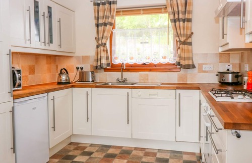 Fort William Cottage | LITTLE DANESCROFT, romantic, with a garden in Corpach