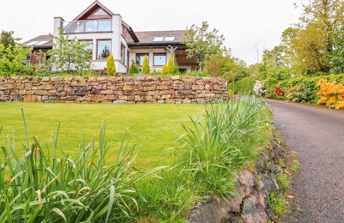 Fort William Cottage | LITTLE DANESCROFT, romantic, with a garden in Corpach