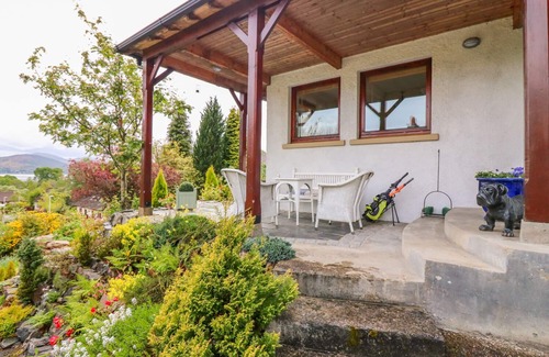 Fort William Cottage | LITTLE DANESCROFT, romantic, with a garden in Corpach