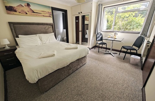 Crawley Bed & Breakfast | Little Foxes Hotel & Gatwick Airport Parking