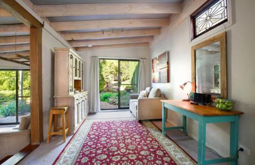Leura House | Little Haven Leura Cottage with Spa Bath and BBQ