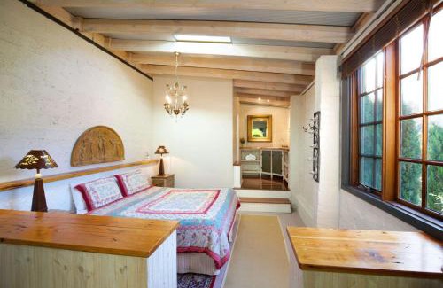 Leura House | Little Haven Leura Cottage with Spa Bath and BBQ