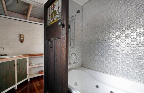 Leura House | Little Haven Leura Cottage with Spa Bath and BBQ