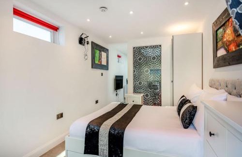 Christchurch House | Little Heron - Uk40928