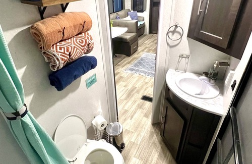 Oxnard House | Little home on wheels! RV with free parking on premises