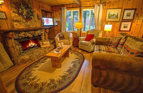 Twin Peaks Hotel | Little House on the Pond - Two-Bedroom | Two Beds | Full Bathroom | Sleeps Four