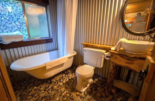 Twin Peaks Hotel | Little House on the Pond - Two-Bedroom | Two Beds | Full Bathroom | Sleeps Four