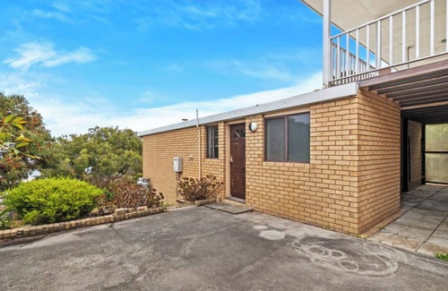Albany Apartment | Little Innes - affordable accommodation with a view