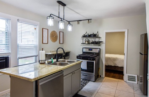 Little Italy Apartment | Little Italy Apt. Case Western & Cleveland Clinic
