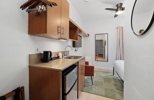 Little Italy Apartment | Little Italy Inn - Limited Service Apart Hotel