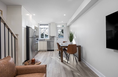 Little Italy Apartment | Little Italy, king-size suite/Rooftop terraces & iconic city views