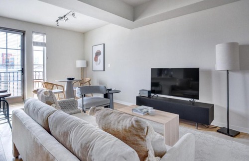 Little Italy Apartment | Little Italy studio w gym pool nr light rail SAN-6