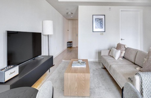 Little Italy Apartment | Little Italy studio w gym pool nr light rail SAN-6