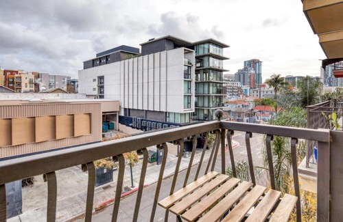 Little Italy Apartment | Little Italy studio w gym pool nr light rail SAN-6