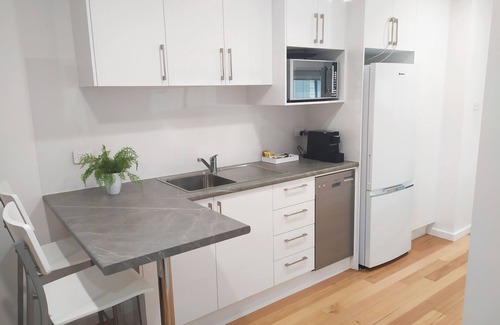 Barrack Point Apartment | 'LITTLE LAKE LODGE' - on Warilla Beach/Little Lake