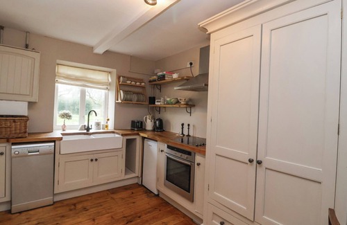 Lechlade Cottage | LITTLE LEMHILL FARM COTTAGE, family friendly in Lechlade-On-Thames