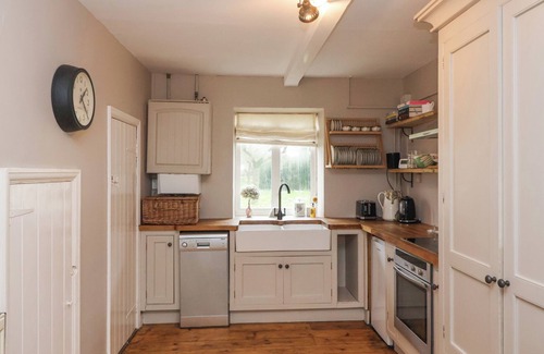 Lechlade Cottage | LITTLE LEMHILL FARM COTTAGE, family friendly in Lechlade-On-Thames