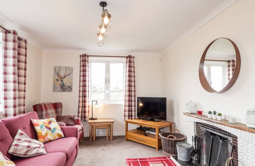 Drumchork Cottage | LITTLE LOCH VIEW, pet friendly, character holiday cottage in Poolewe