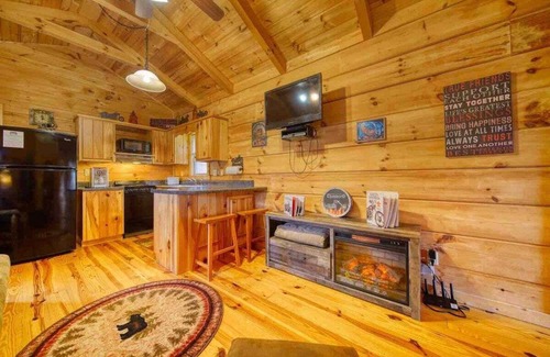 Blairsville Cabin | Little Mia's Mountain View Cabin