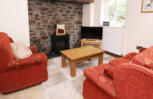 Welshpool Cottage | LITTLE MILL, romantic, with hot tub in Llanfair Caereinion