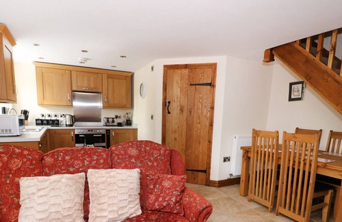 Welshpool Cottage | LITTLE MILL, romantic, with hot tub in Llanfair Caereinion