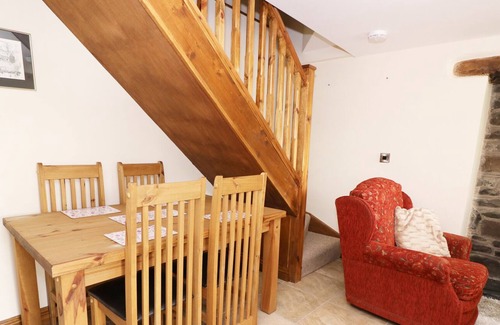 Welshpool Cottage | LITTLE MILL, romantic, with hot tub in Llanfair Caereinion