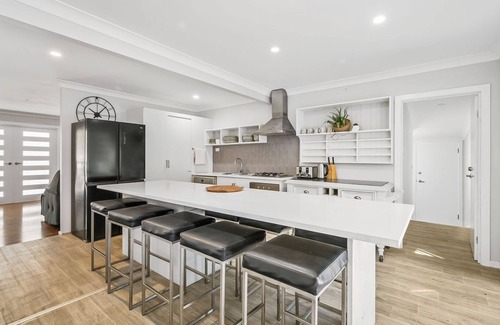 West Haven House | Little Mirror Bay - 4 bedroom holiday home with water views