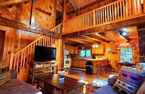 Beaver Cove Cabin | Little Moose Lodge *Lake Access*Snowmobile Access